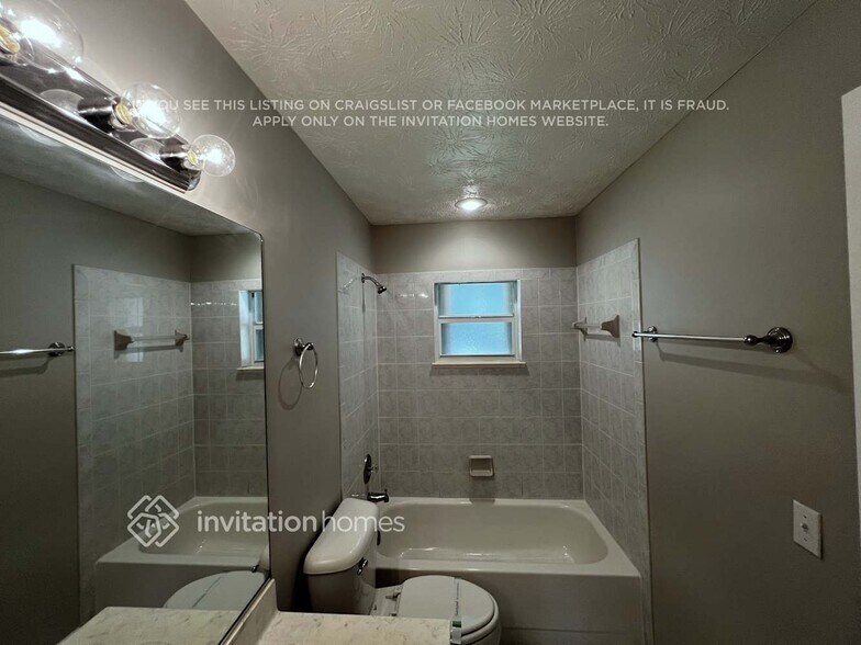 Building Photo - 2426 SE Renick Ave