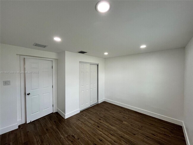 Building Photo - 2854 SW 4th Pl