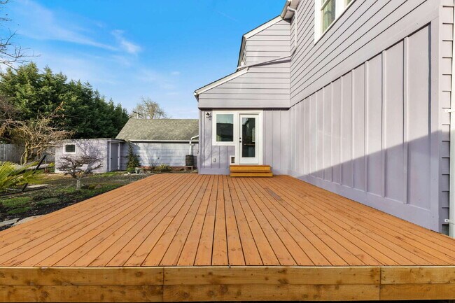 Building Photo - 3 Bedroom, 2.5 Bathroom CUSTOM HOME