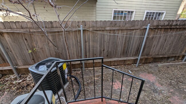 Building Photo - 1010 W 23rd St