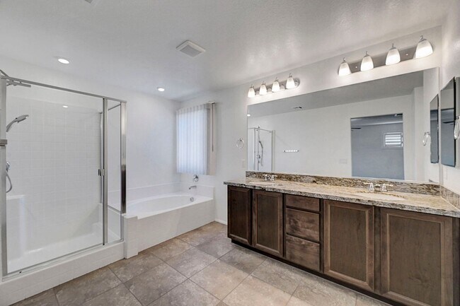 Building Photo - Stunning 3 Bedroom in Skye Canyon Master P...