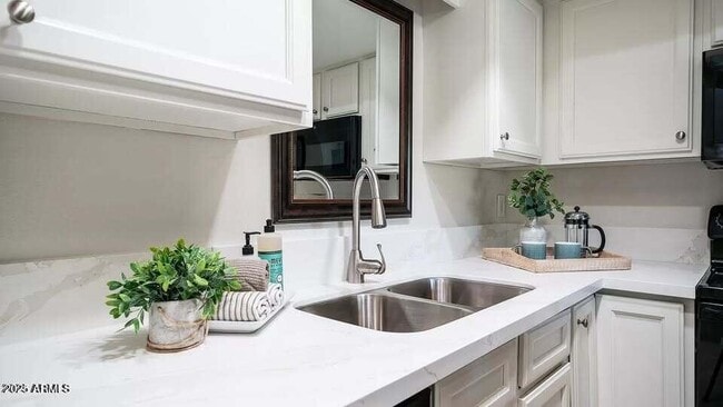 Building Photo - 1329 S Mitchell Dr