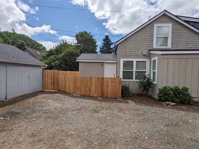 Building Photo - 2 Bedroom Duplex unit with Private Fenced ...