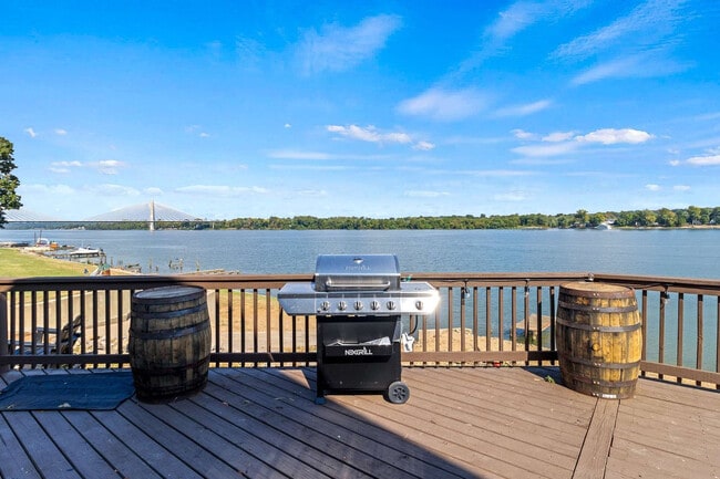 Building Photo - 301 S Front St