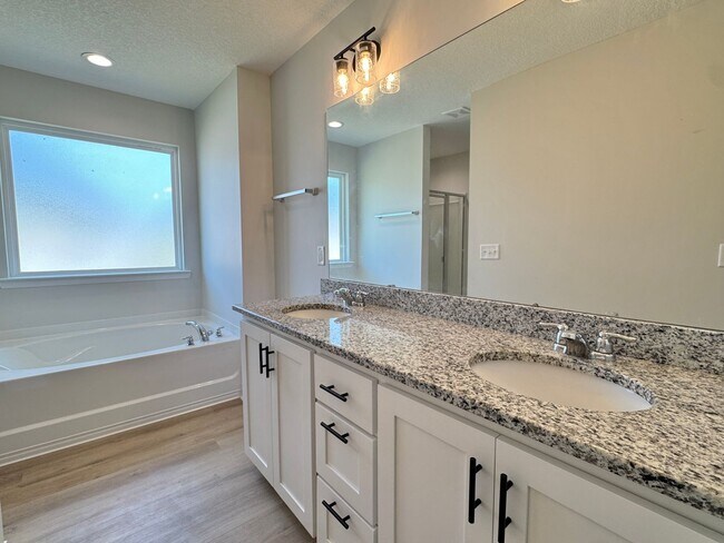 Building Photo - $500 RENT CREDIT | AVAILABLE NOW! (Pet Friendly)