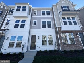 Building Photo - 9411 Pacific Elm St