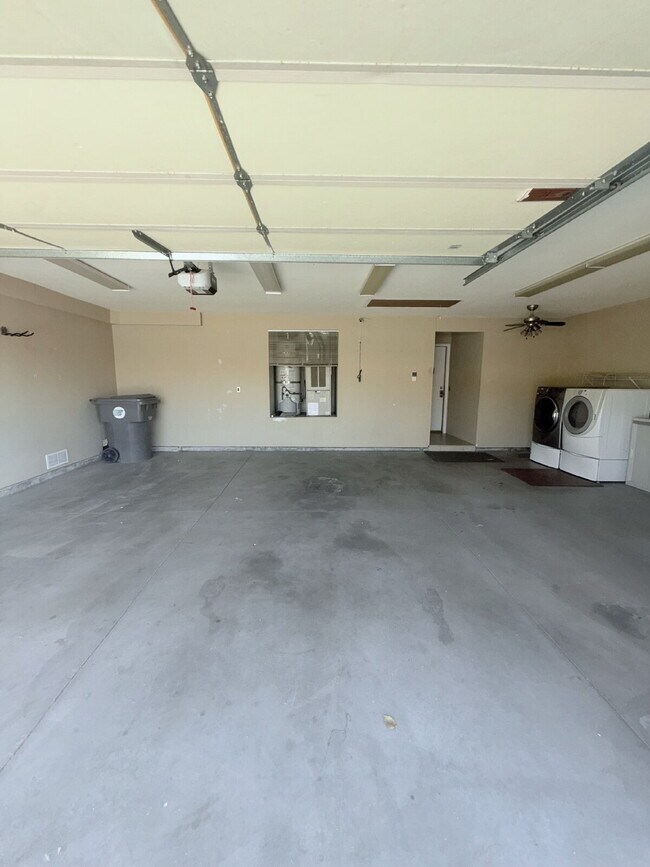 Building Photo - 3-Bedroom Home, Large backyard  & Pets Welcome