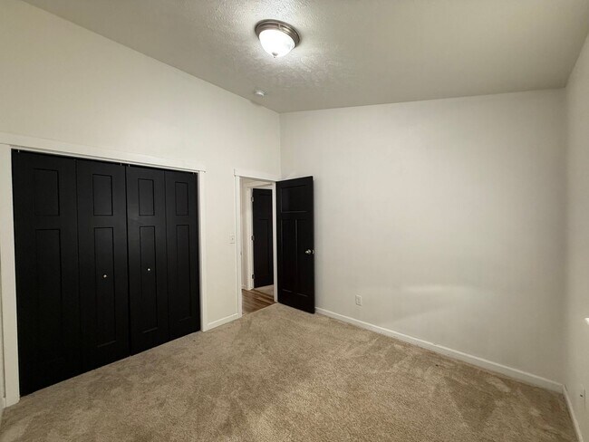 Building Photo - New Listing! Beautiful 4 Bed / 3 Bath Home...