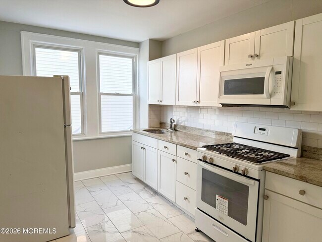 Building Photo - 37 2nd Ave