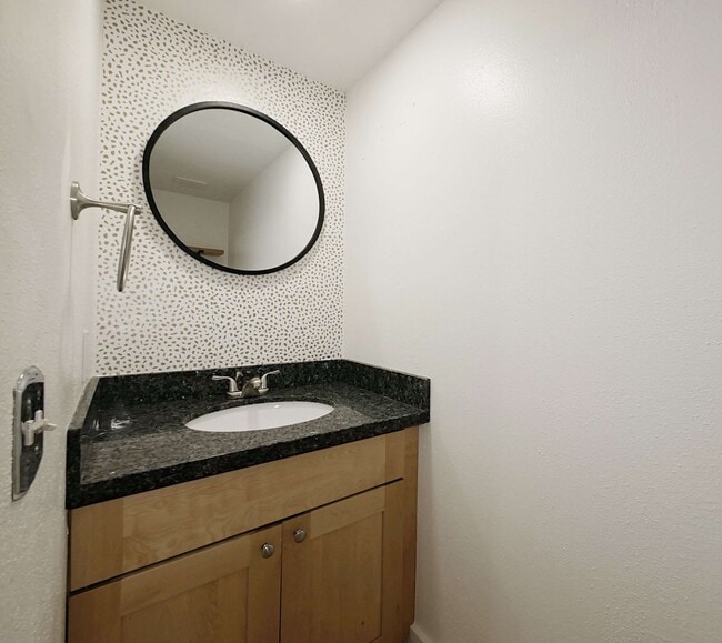 Building Photo - Beautiful townhouse available for rent