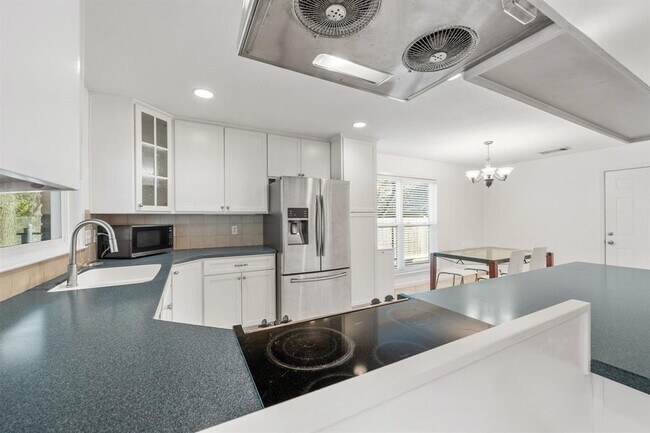 Building Photo - 11904 Highland Oaks Trail