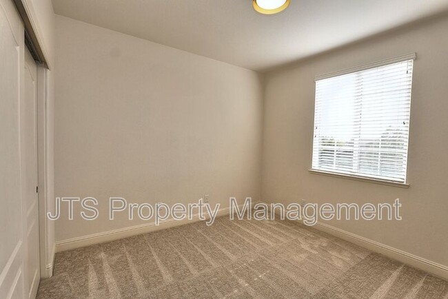 Building Photo - 3403 Oselot Way