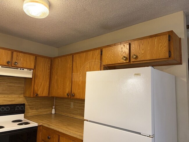 Building Photo - 2207 Cascade Dr