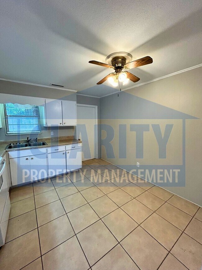 Building Photo - Updated 2 Bedroom, 1 Bath Duplex