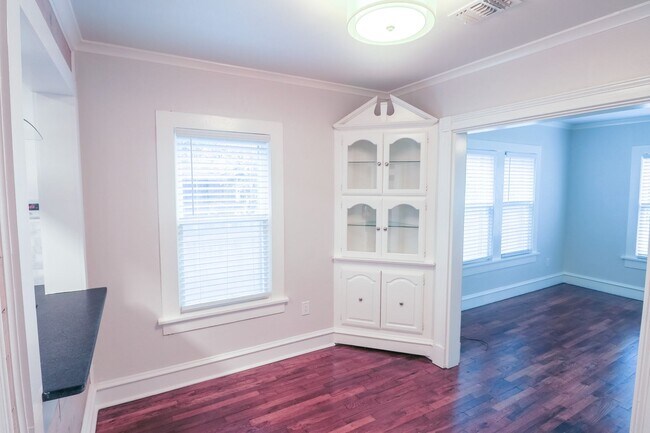 Building Photo - UPDATED & REMODELED 2 Bed 1 bath property ...