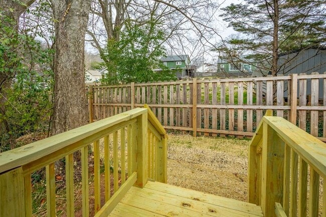 Building Photo - 5 Meadowbrook Dr W