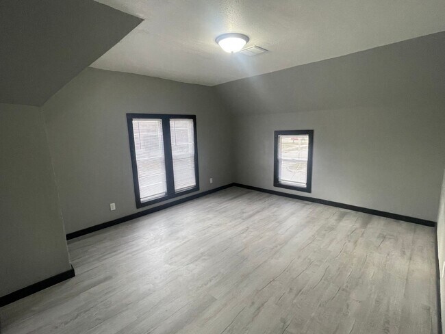 Building Photo - 952 Elmwood Ave