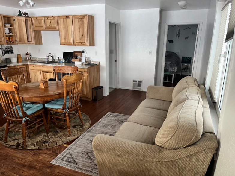 Building Photo - 690 El Rancho Dr