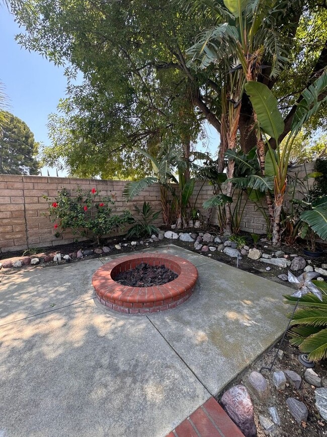 Building Photo - BEAUTIFULLY Updated Home with Pool+ Modern...