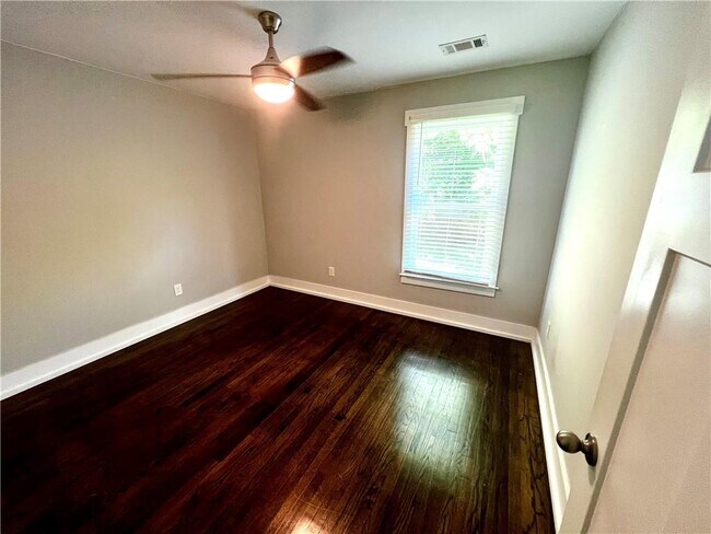 Building Photo - 1611 Wellswood Dr SE