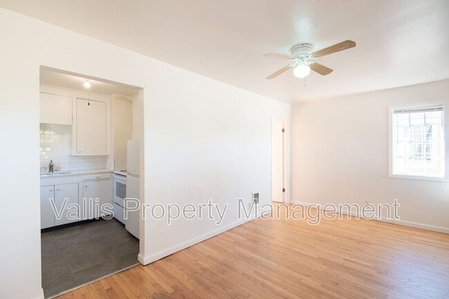 Building Photo - 526 19th St NE