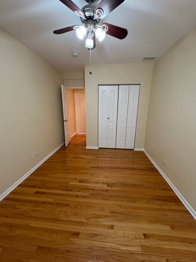 Building Photo - 2553 W Ardmore Ave