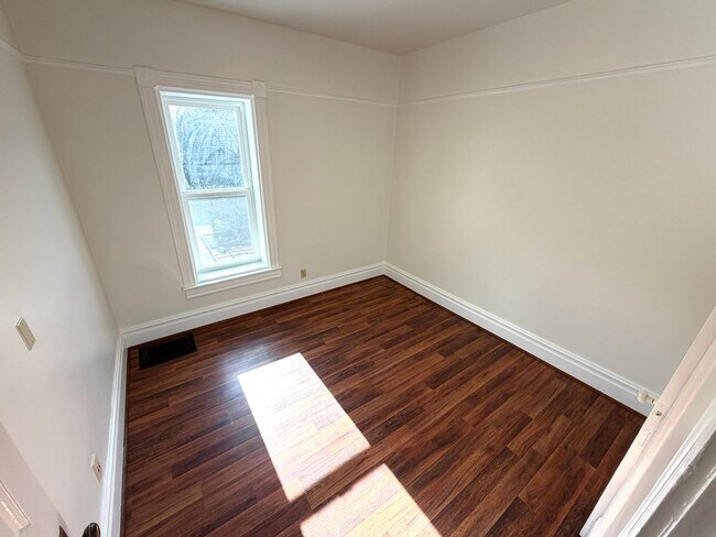 Building Photo - 4 Bed 1.5 Bath Victorian Style Single Fami...