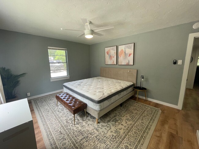 Building Photo - Beautiful 2 Bedroom, 1 Bathroom Apartment ...