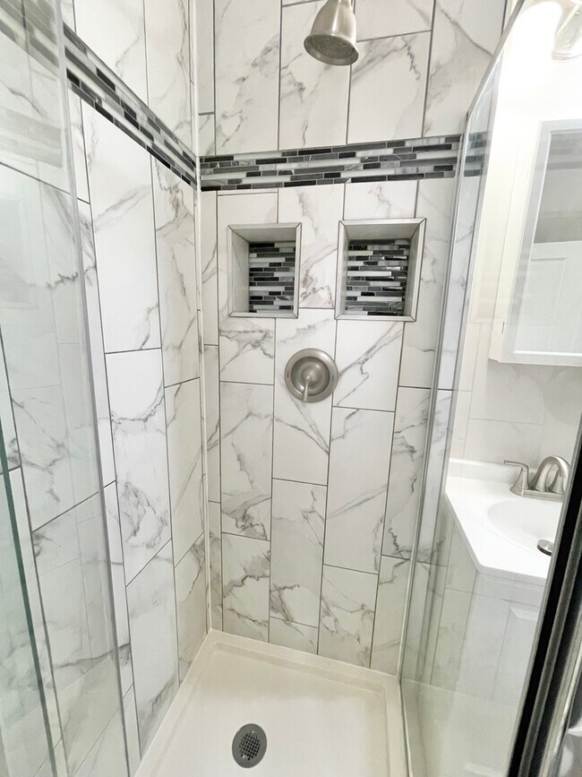 Building Photo - 404 Mountain St