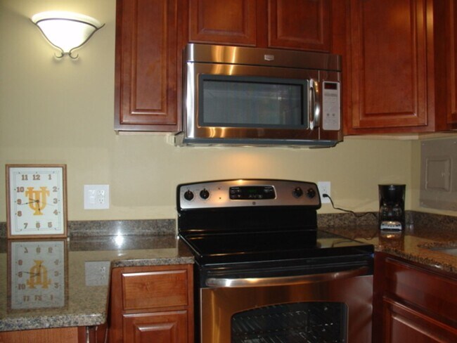 Building Photo - Prime Location Near UTK and Downtown Knoxville!