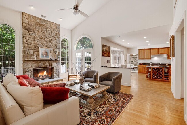 Building Photo - 11101 Willowbrook Dr