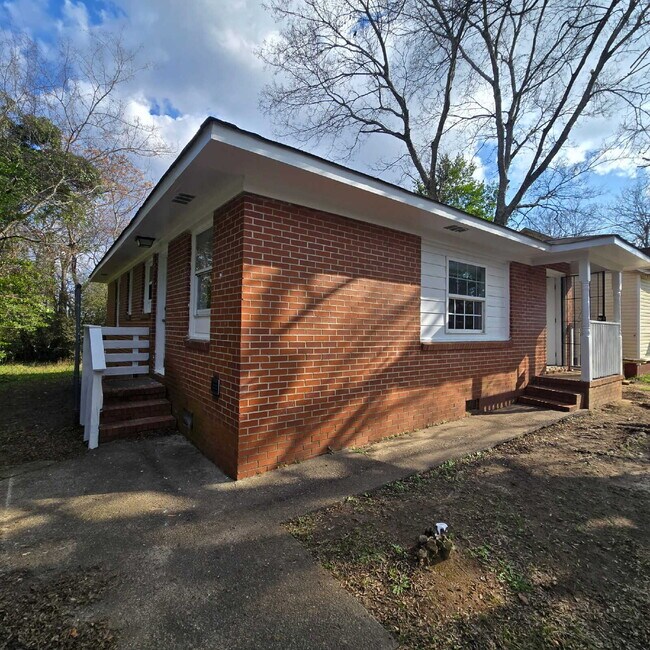 Building Photo - "Full Brick 3-Bed Home on Monroe Avenue: In the Heart of Macon!"