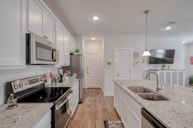Building Photo - 620 Parkline Dr
