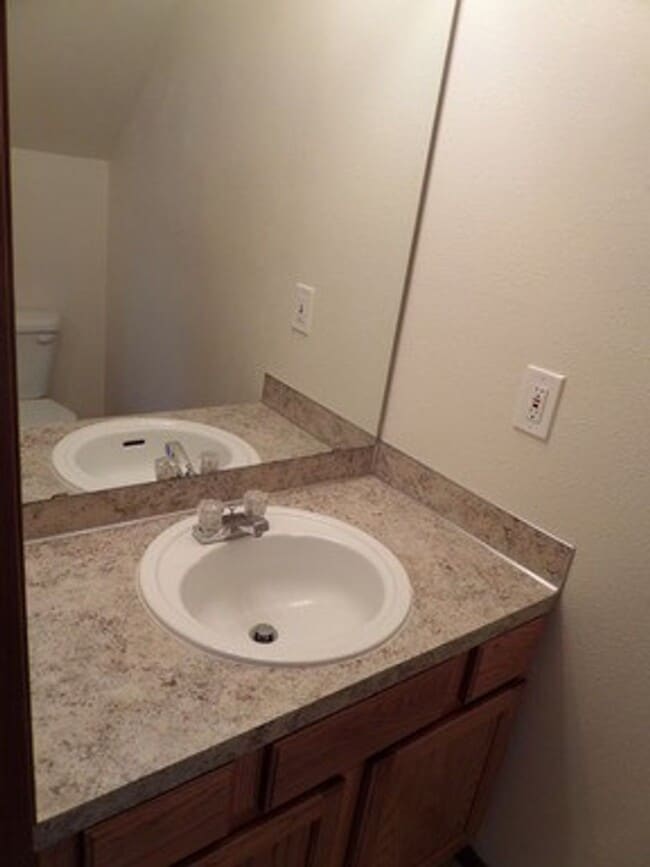 Building Photo - Fabulous 2 Bedroom Townhome With Attached ...