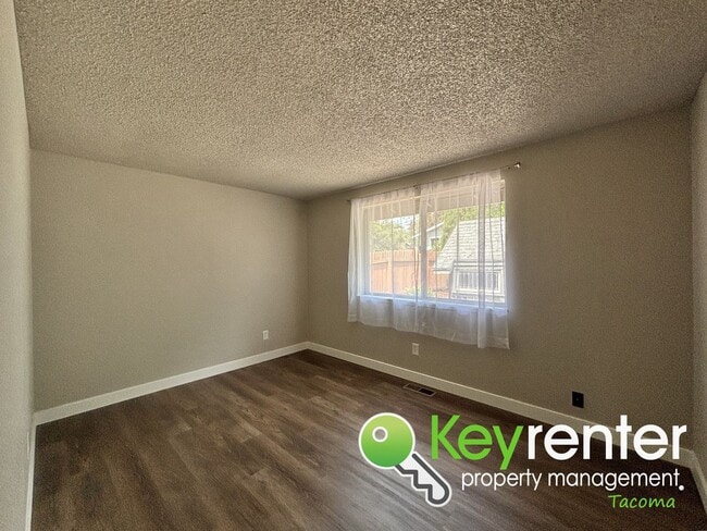 Building Photo - Stylishly Updated Lakewood Home in Seclude...