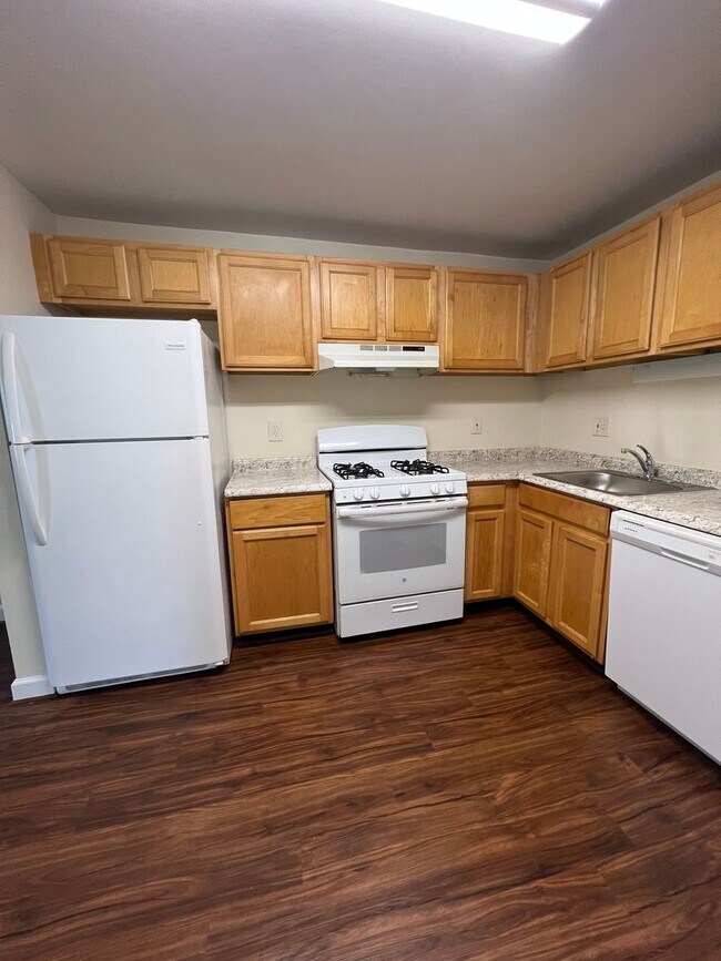Building Photo - 2 BEDROOM 2 BATH CONDO WITH ALL UTILITIES ...