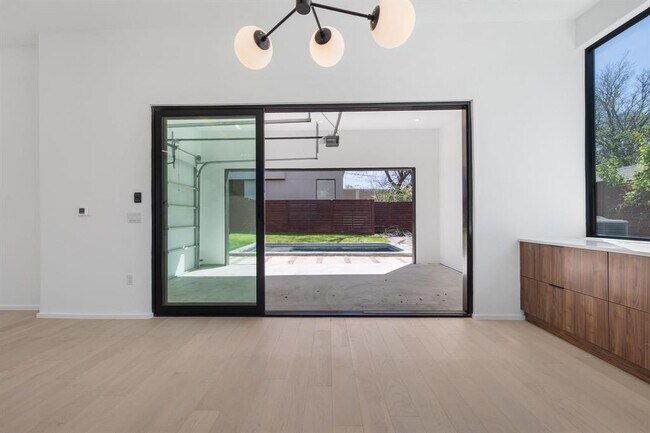 Building Photo - 2411 Winsted Ln