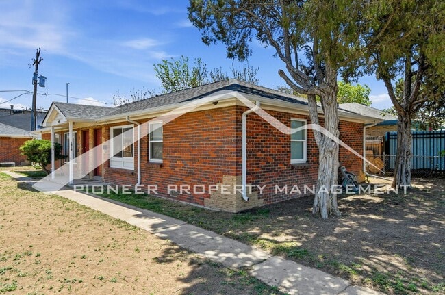 Building Photo - Charming Duplex with Washer/Dryer and Garage