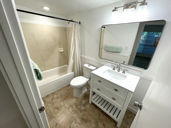 Building Photo - Updated 2-Bedroom Condo in Prime South Kihei Location in Keonekai Villages