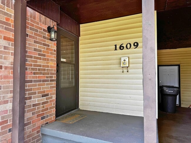 Building Photo - 1609 Sunnyside Ln