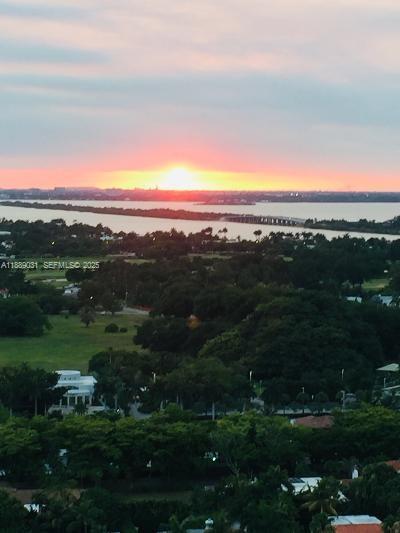 Building Photo - 2555 Collins Ave