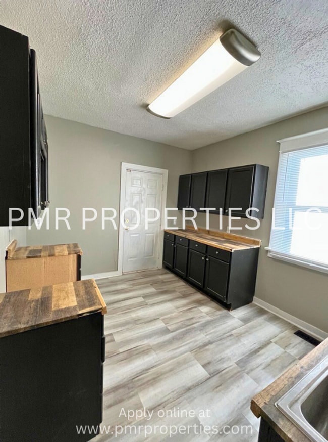 Building Photo - 4 Bedrooms/1 Bathroom House