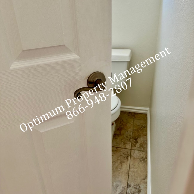 Building Photo - Modern Elegance and Comfort!