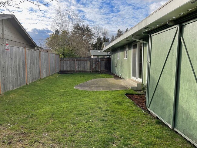 Building Photo - 2 Bedroom 1 Bathroom Home with a Backyard!