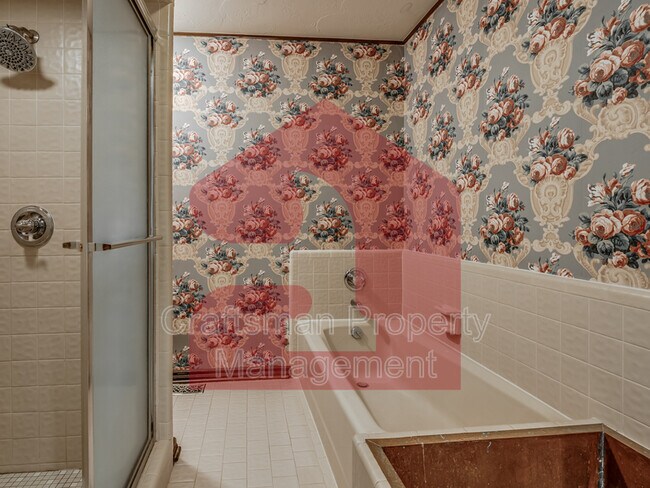 Building Photo - 2704 Silvertree Dr