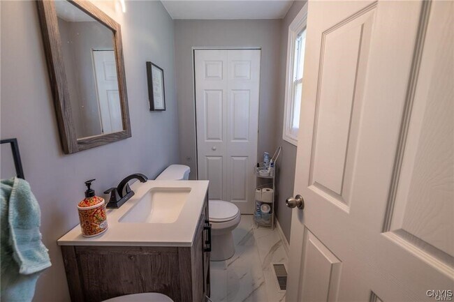 Building Photo - 9 Tree Line Dr