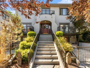 Building Photo - Beautiful One-Bedroom/One-Bathroom Townhom...