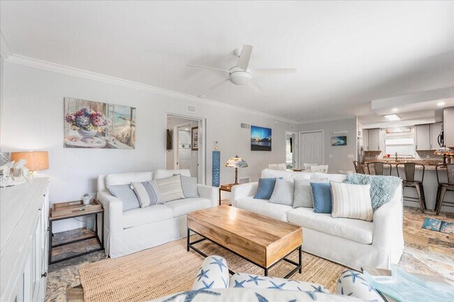 Building Photo - 1203 Hillsboro Mile