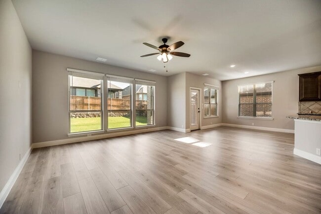 Building Photo - Checkout This 4 bed 2.5 bath 2827 sqft - Paloma Creek Beauty!!!