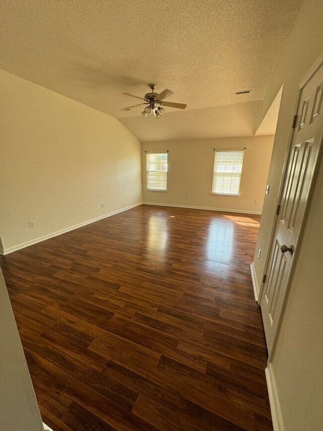 Building Photo - Single Family Home with Fenced Yard